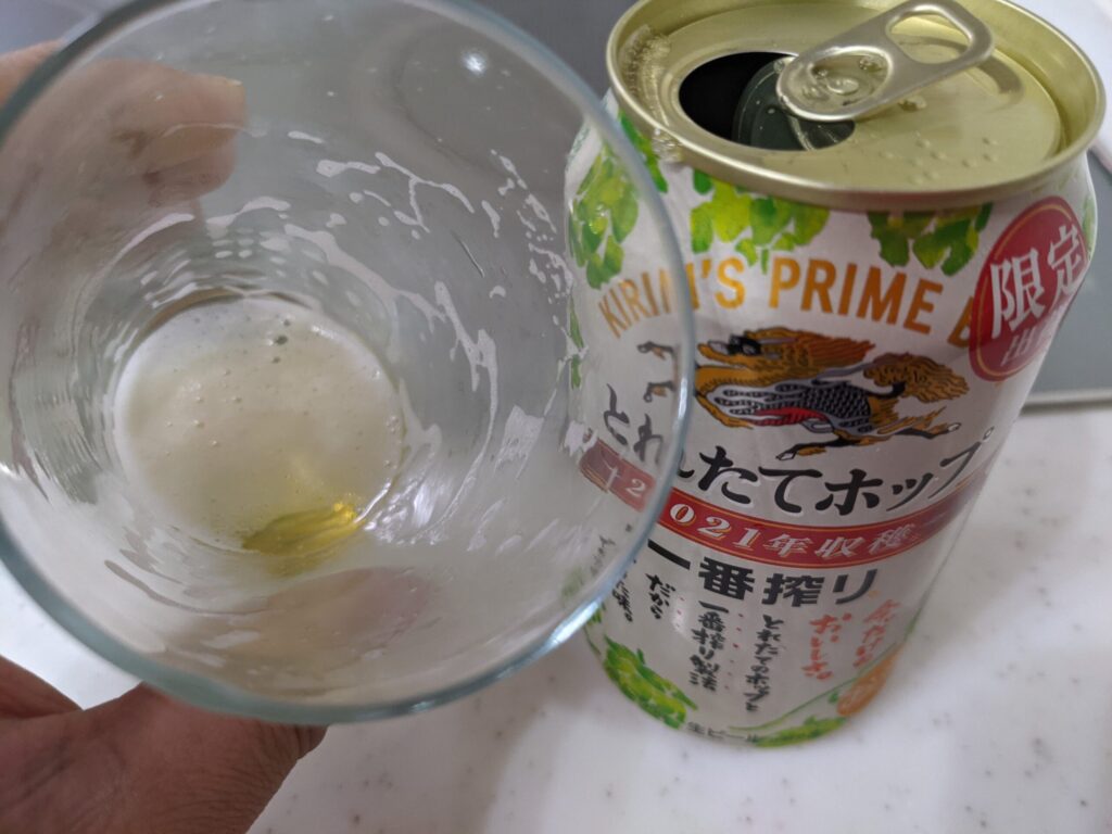 残り一口のグラスに残った「一番搾りとれたてホップ」