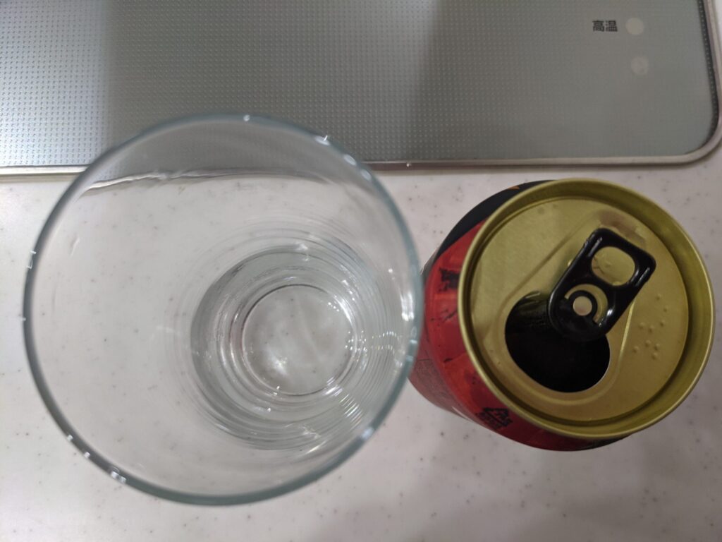 缶の「黒ラベルエクストラモルト」のフタを開けた