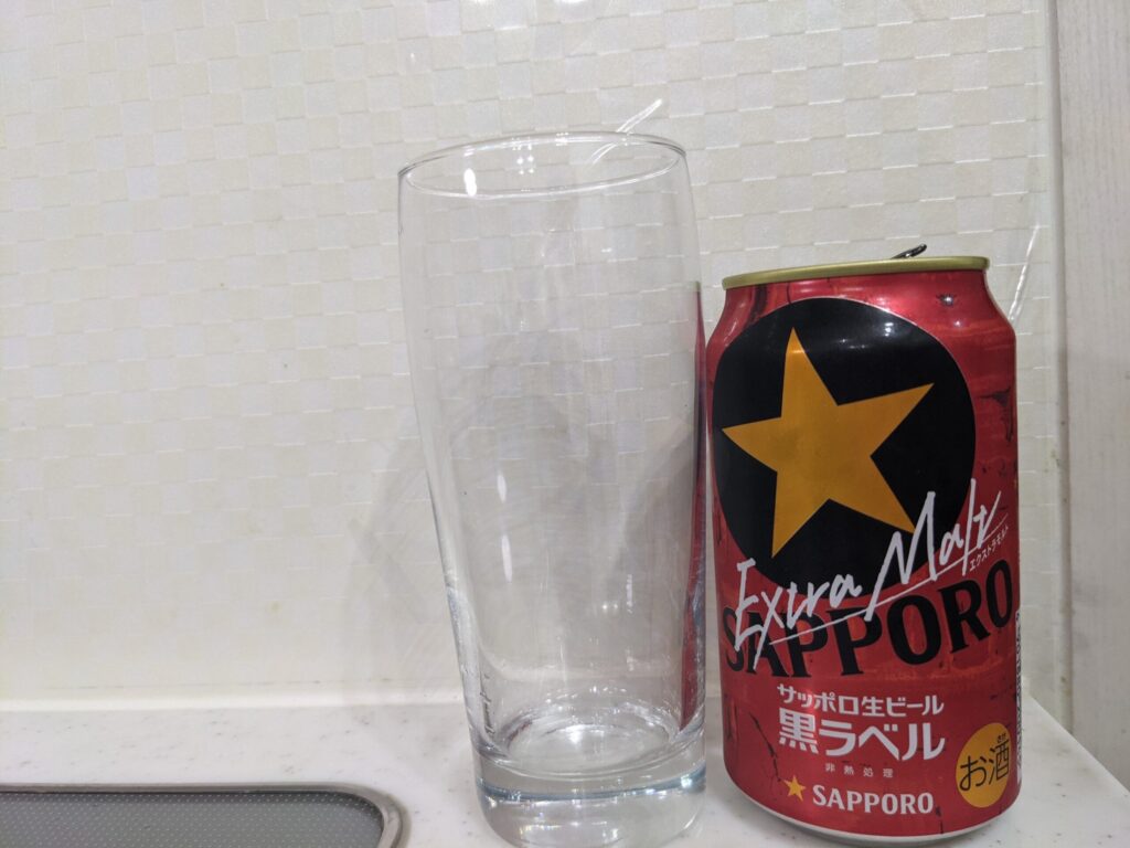 グラスと缶の「黒ラベルエクストラモルト」