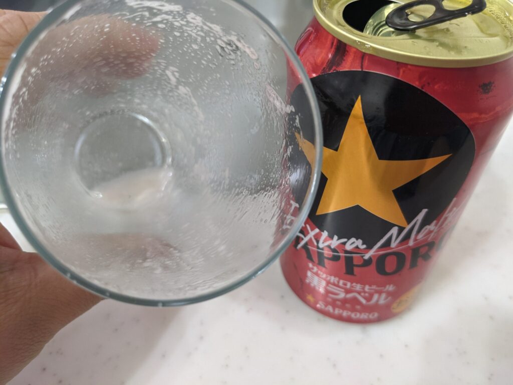 グラスに入った「黒ラベルエクストラモルト」を飲み終わった