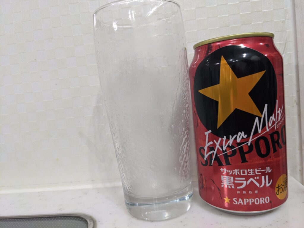 飲み終わったグラスと空き缶の「黒ラベルエクストラモルト」