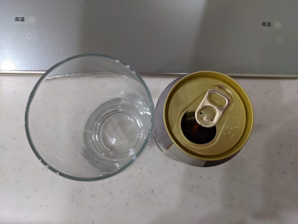 缶のプレミアムモルツプラチナのフタを開けた