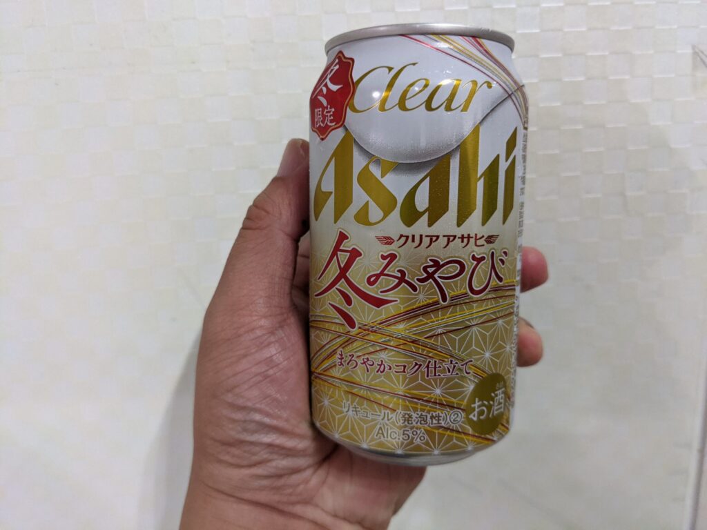 「クリアアサヒ冬みやび」を手で持っている