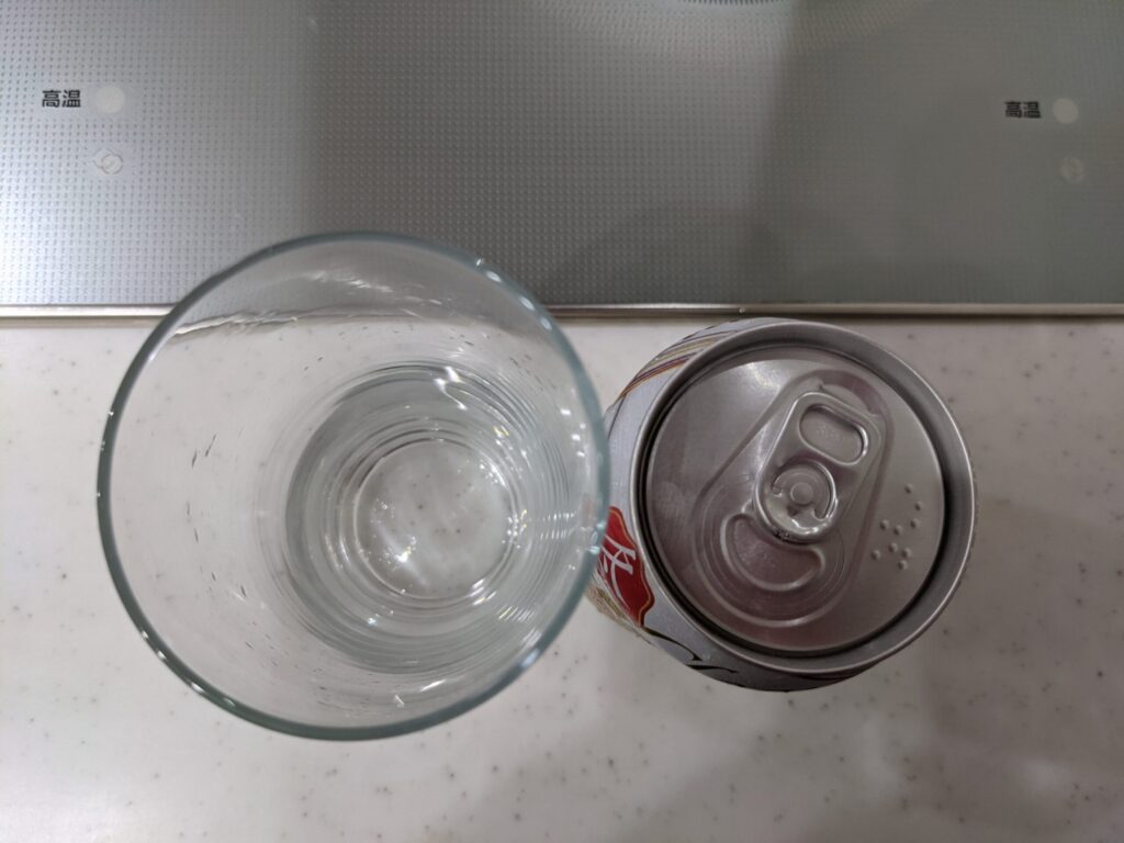 上から見たグラスと缶の「クリアアサヒ冬みやび」