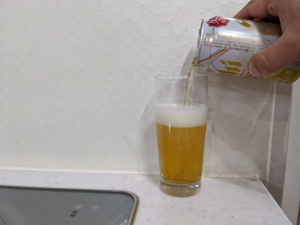 グラスに7割程「クリアアサヒ冬みやび」を注ぐ