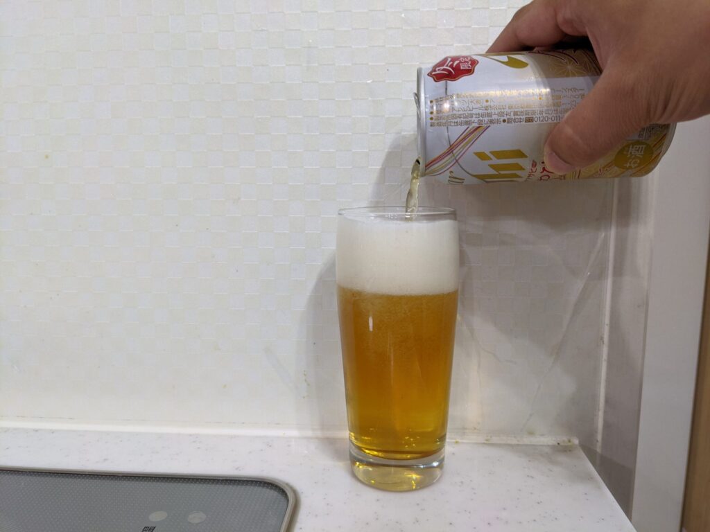 グラスに9割程「クリアアサヒ冬みやび」を注ぐ