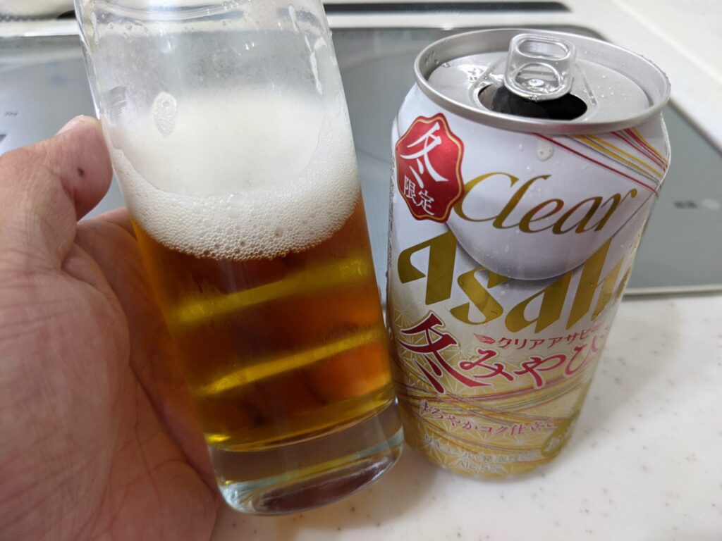 グラスに半分程入った「クリアアサヒ冬みやび」