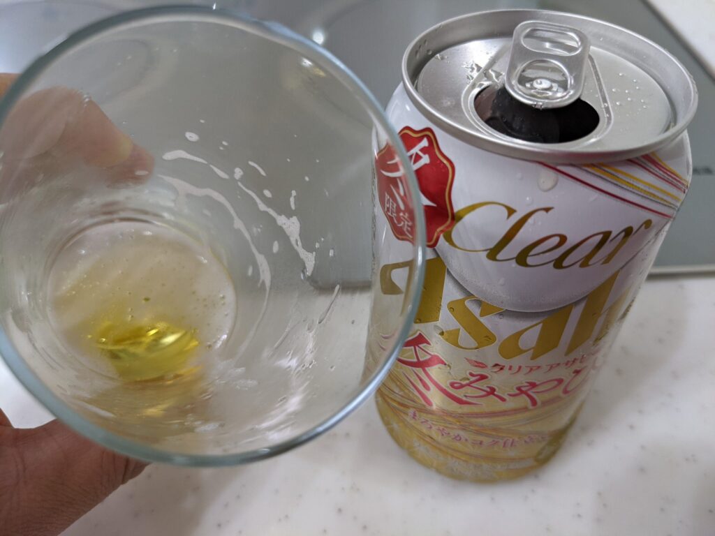 グラスに入った残りわずかの「クリアアサヒ冬みやび」