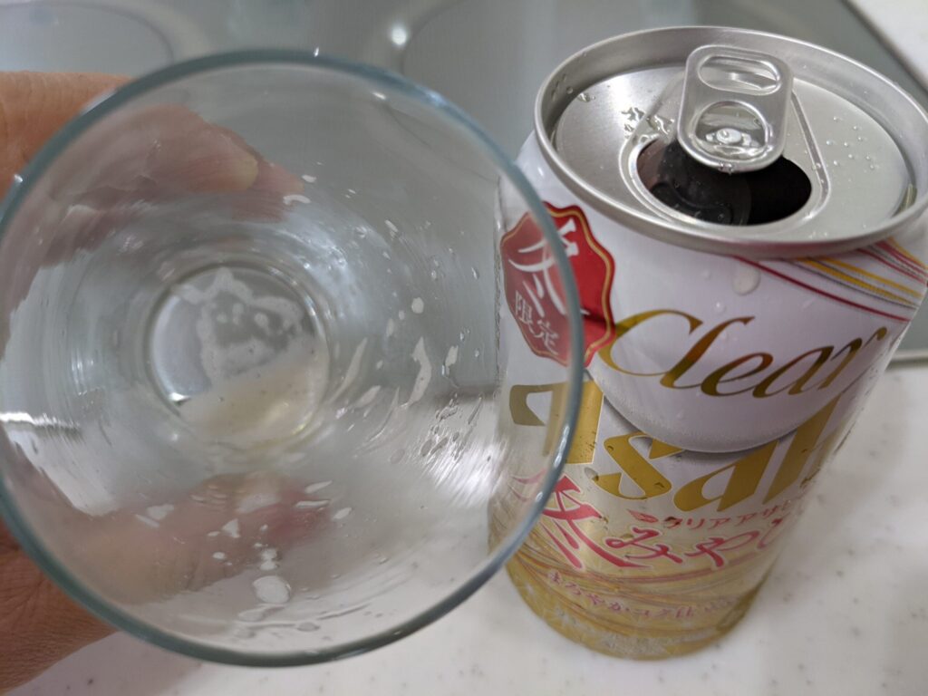 グラスに入った「クリアアサヒ冬みやび」を飲み終えたところ
