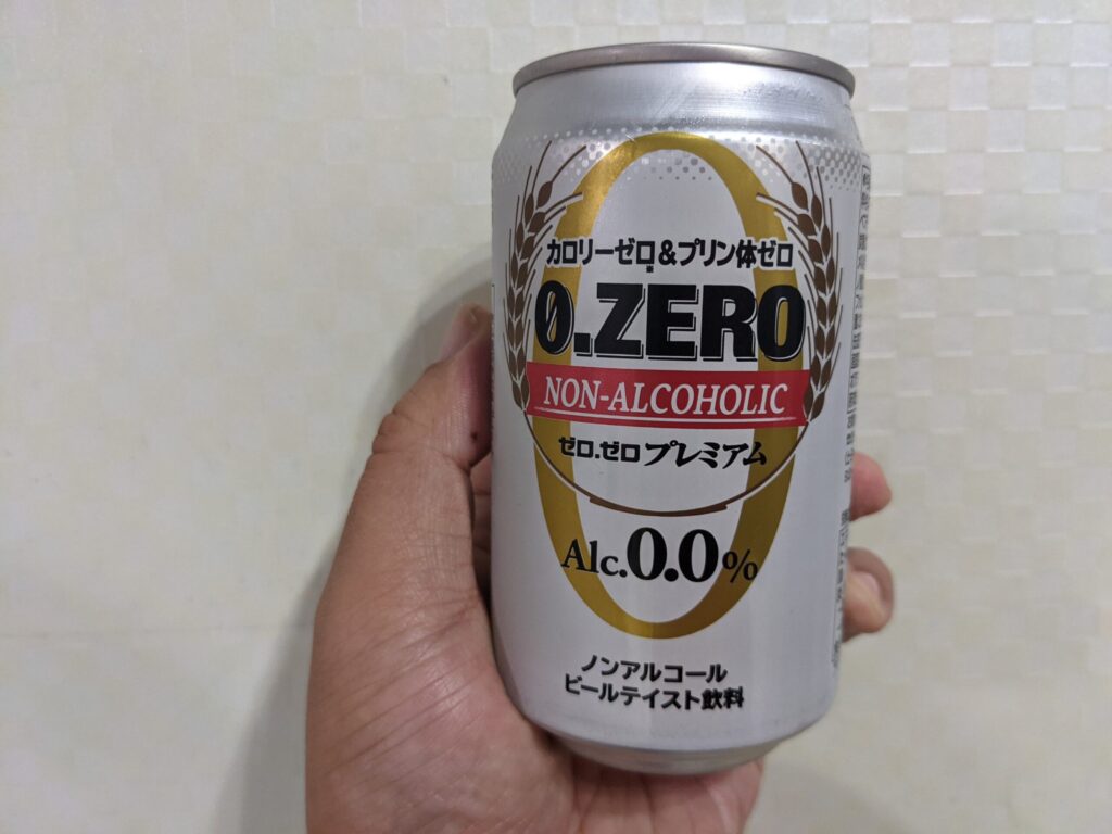 「ゼロ.ゼロプレミアム」を手で持っている