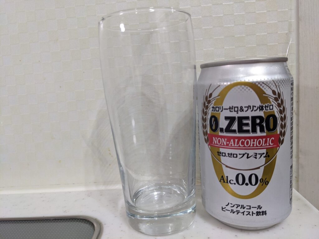 グラスと「ゼロ.ゼロプレミアム」の缶