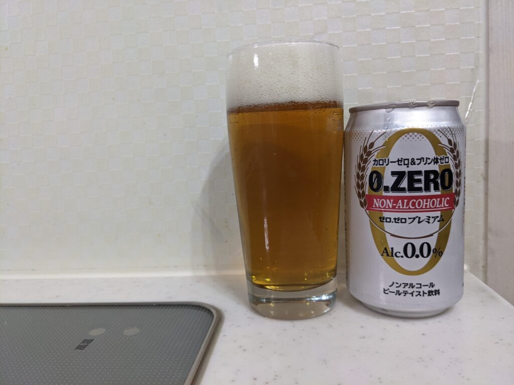 「ゼロ.ゼロプレミアム」が入ったグラスとその空き缶
