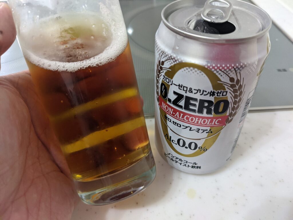 グラスに入った「ゼロ.ゼロプレミアム」を傾けている