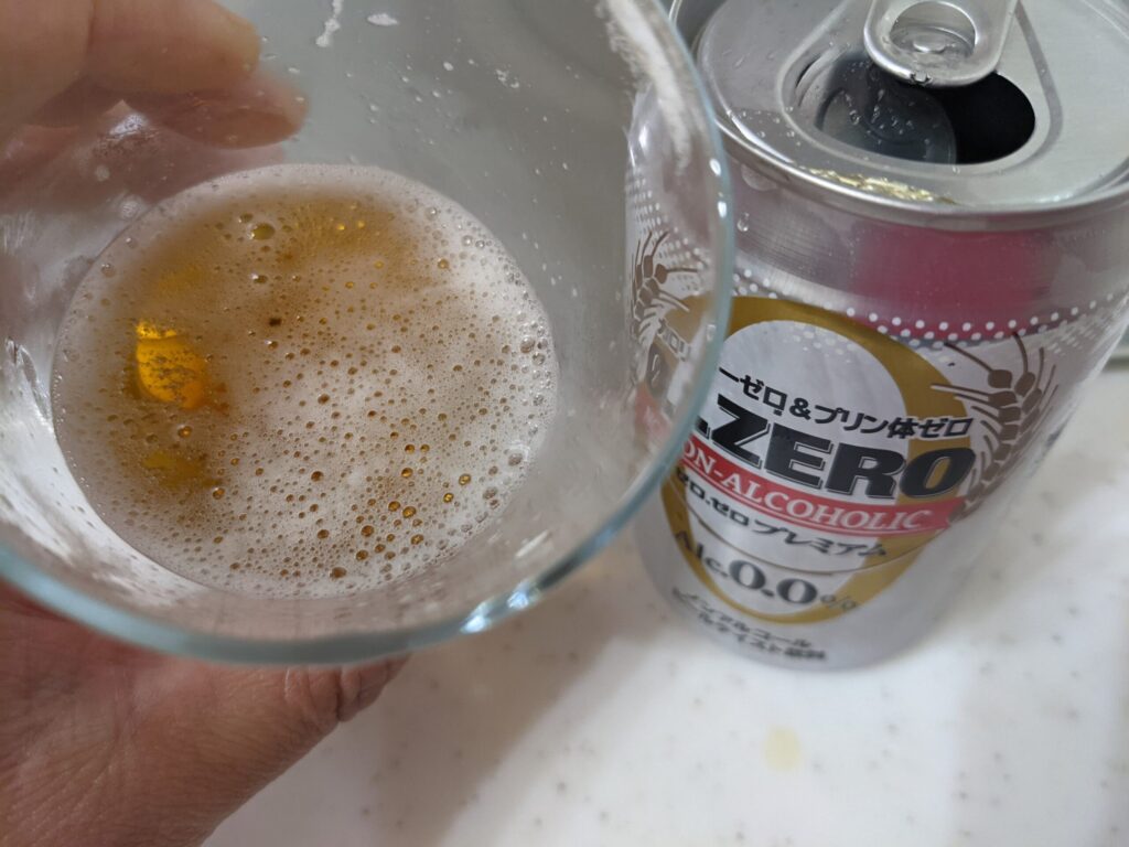 残り半分程のグラスに入った「ゼロ.ゼロプレミアム」