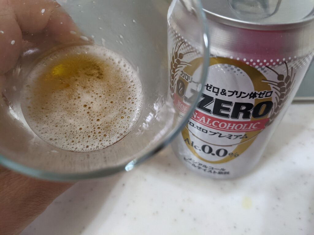 残り3割程のグラスに入った「ゼロ.ゼロプレミアム」