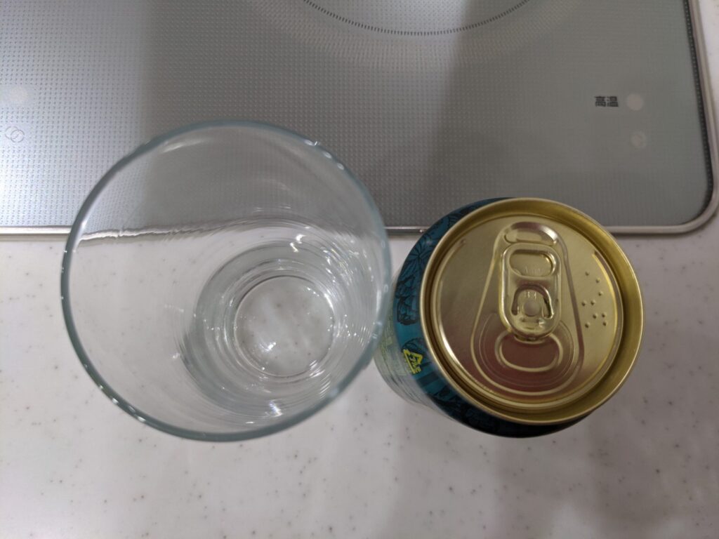 上から見たグラスとヱビスホップテロワールの缶