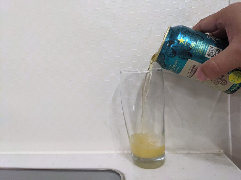 グラスに缶のヱビスホップテロワールを注ぐ