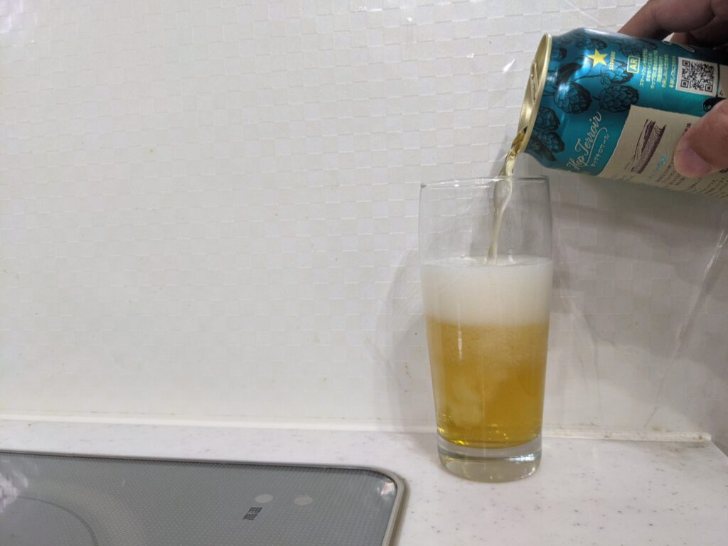 グラスに半分程注がれたヱビスホップテロワール