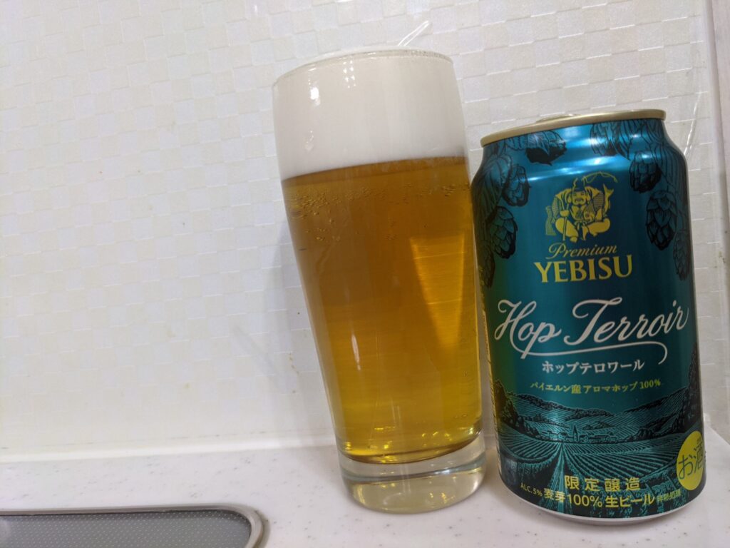 ヱビスホップテロワールが注がれたグラスと缶