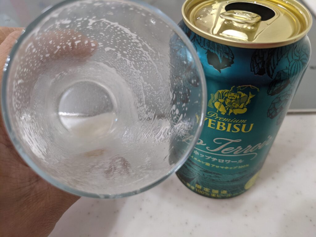 グラスに入ったヱビスホップテロワールを飲み終えた
