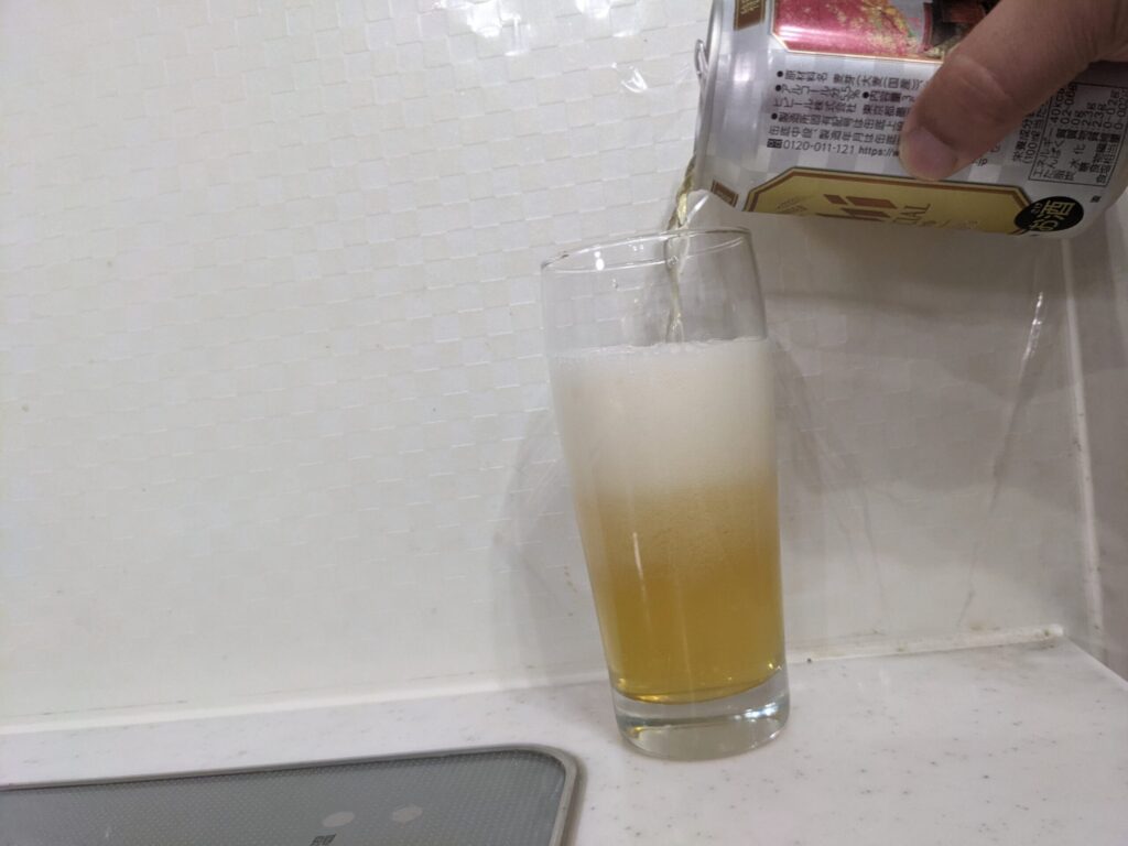 「スーパードライジャパンスペシャル」をグラスに注いでいる