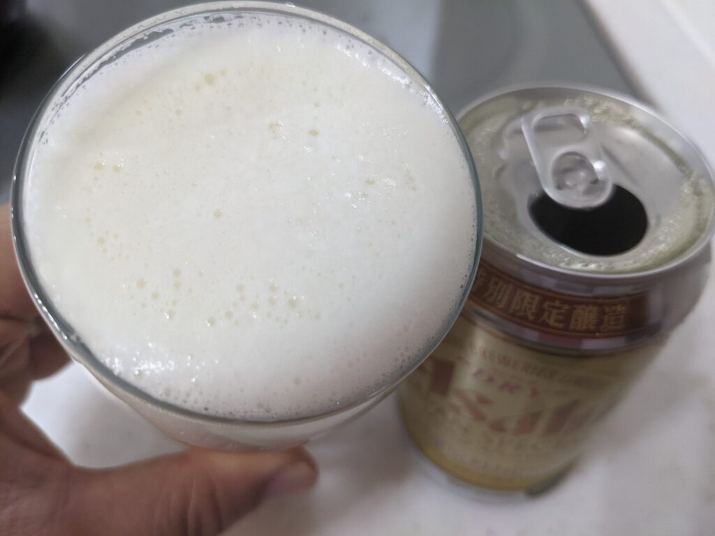 「スーパードライジャパンスペシャル」を飲むところ
