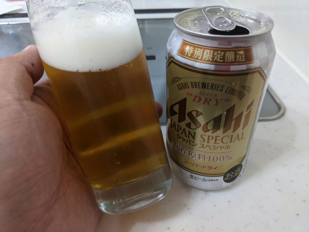 グラスに入った「スーパードライジャパンスペシャル」を傾けている