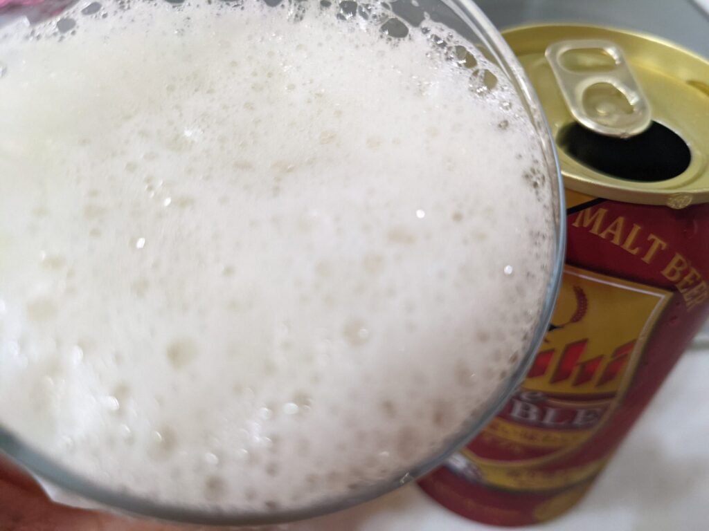 「アサヒ ザ・ダブル」を飲むところ