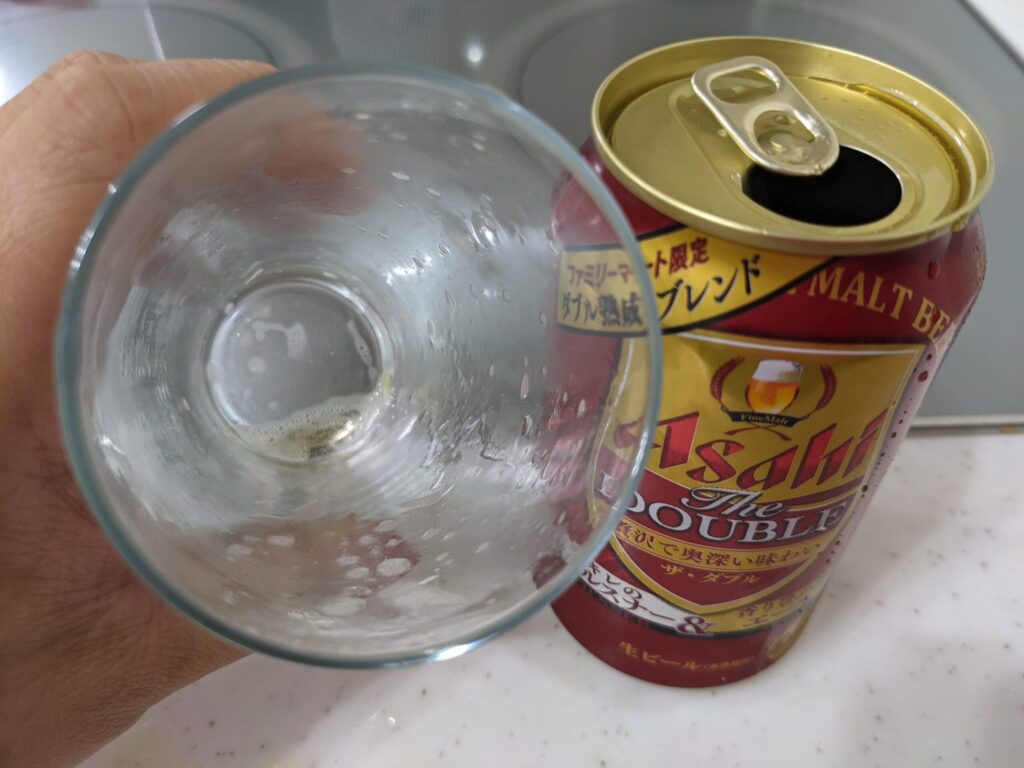 グラスに入った「アサヒ ザ・ダブル」を飲み終えたところ