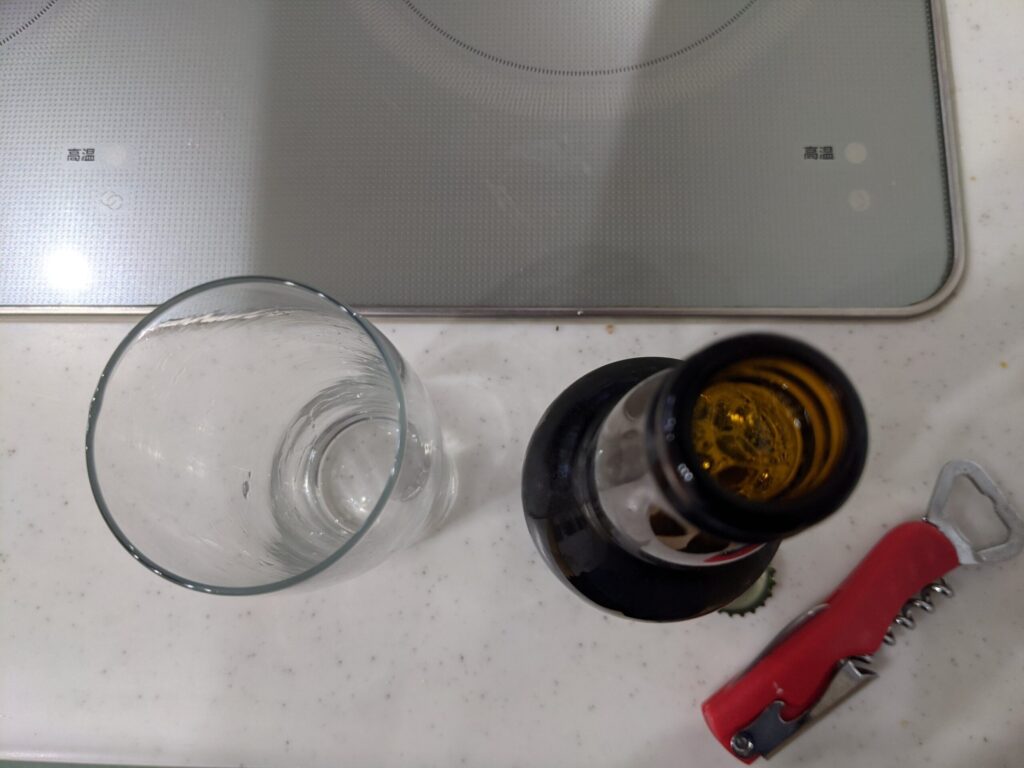 瓶の「鬼怒川温泉麦酒」のフタを開けたところ