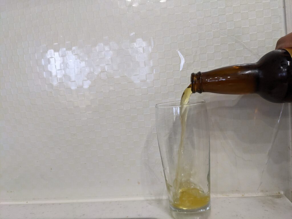 「鬼怒川温泉麦酒」をグラスに注ぐ