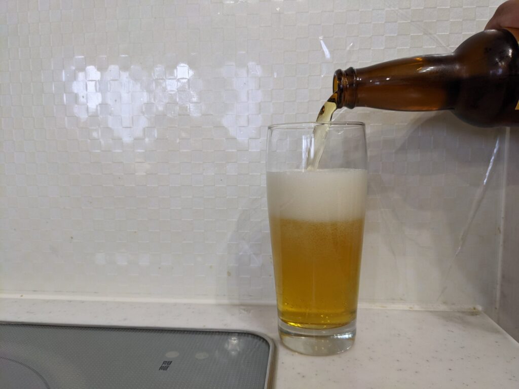 グラスに7割程「鬼怒川温泉麦酒」を注ぐ