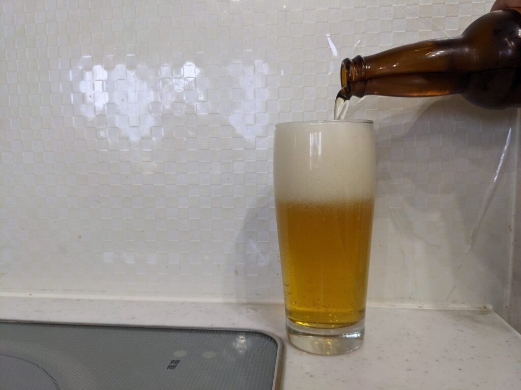 グラスいっぱいに「鬼怒川温泉麦酒」を注ぐ
