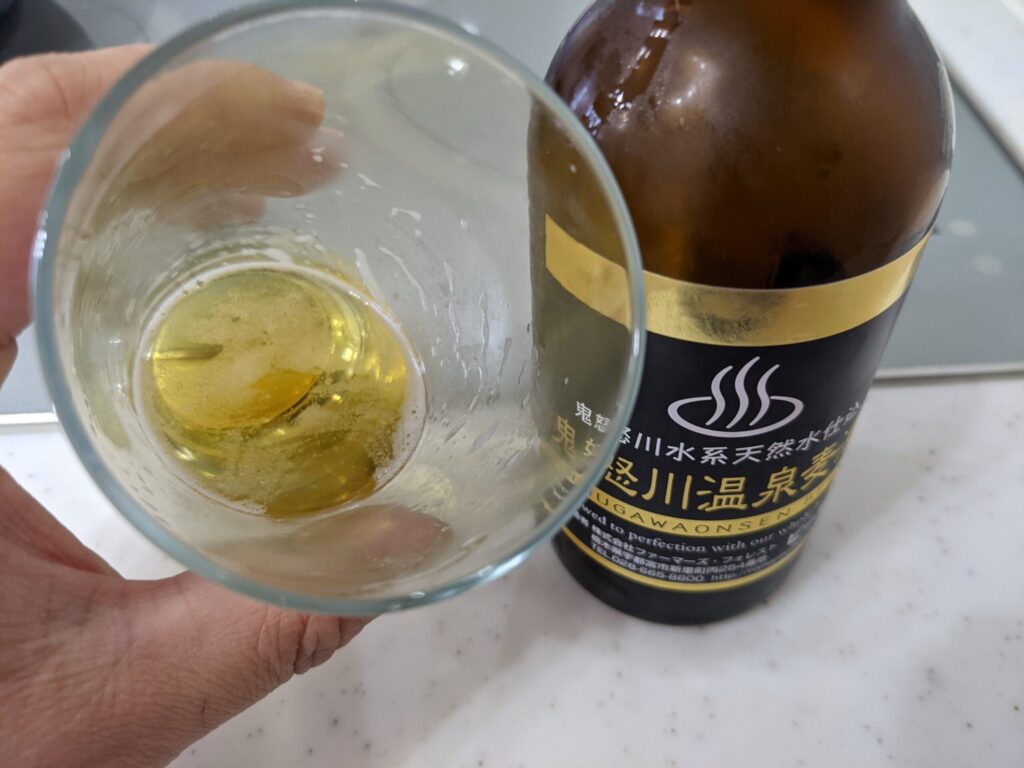 残り2割程のグラスに入った「鬼怒川温泉麦酒」