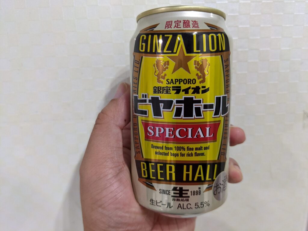 「銀座ライオンビヤホールスペシャル」を手で持っている