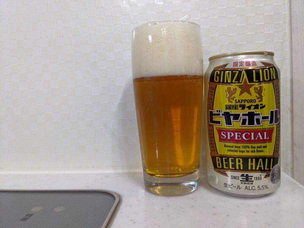 グラスに注がれた「銀座ライオンビヤホールスペシャル」とその空き缶