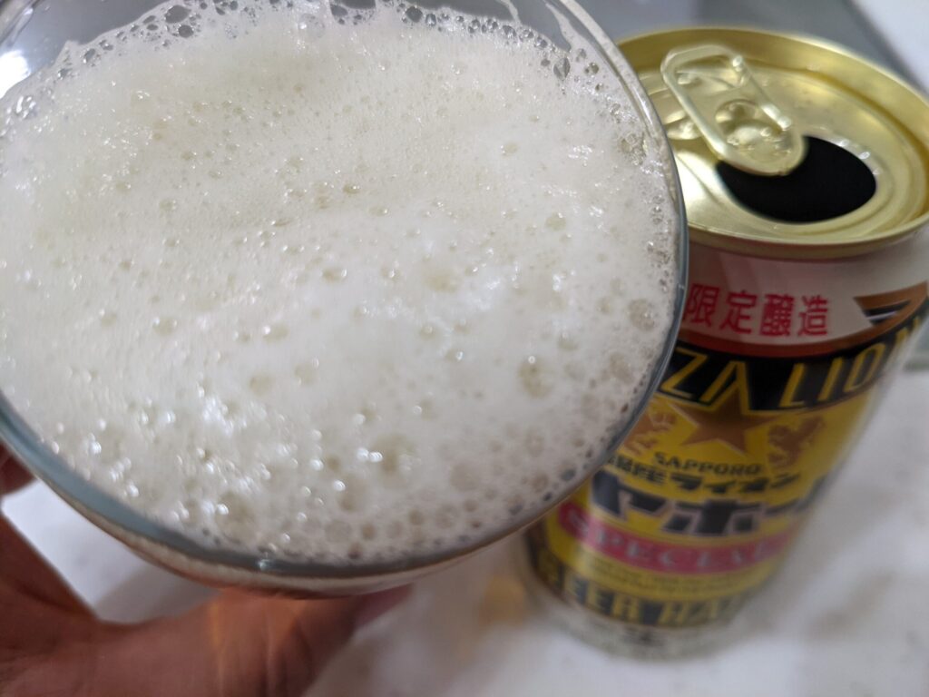「銀座ライオンビヤホールスペシャル」を飲むところ