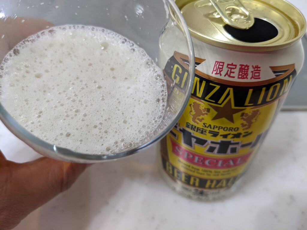 「銀座ライオンビヤホールスペシャル」を一口飲んだところ
