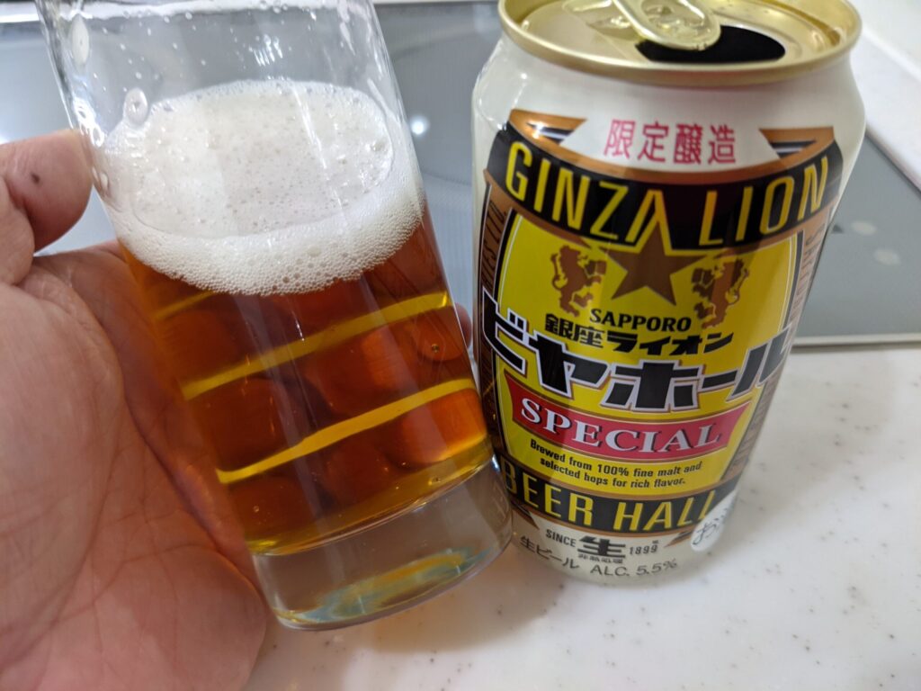 「銀座ライオンビヤホールスペシャル」が入ったグラスを傾けている