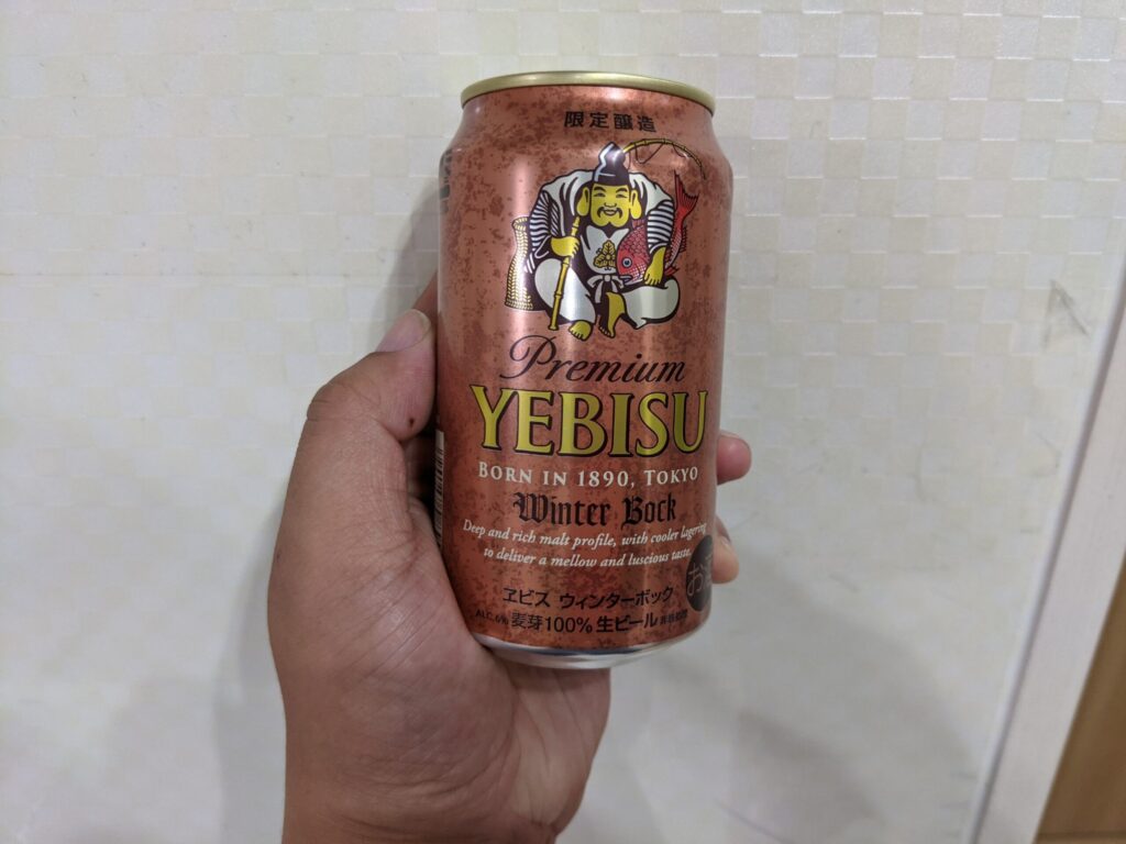 「ヱビスウィンターボック」を手で持っている