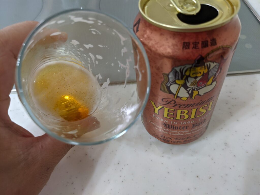 残り2割程のグラスに入った「ヱビスウィンターボック」