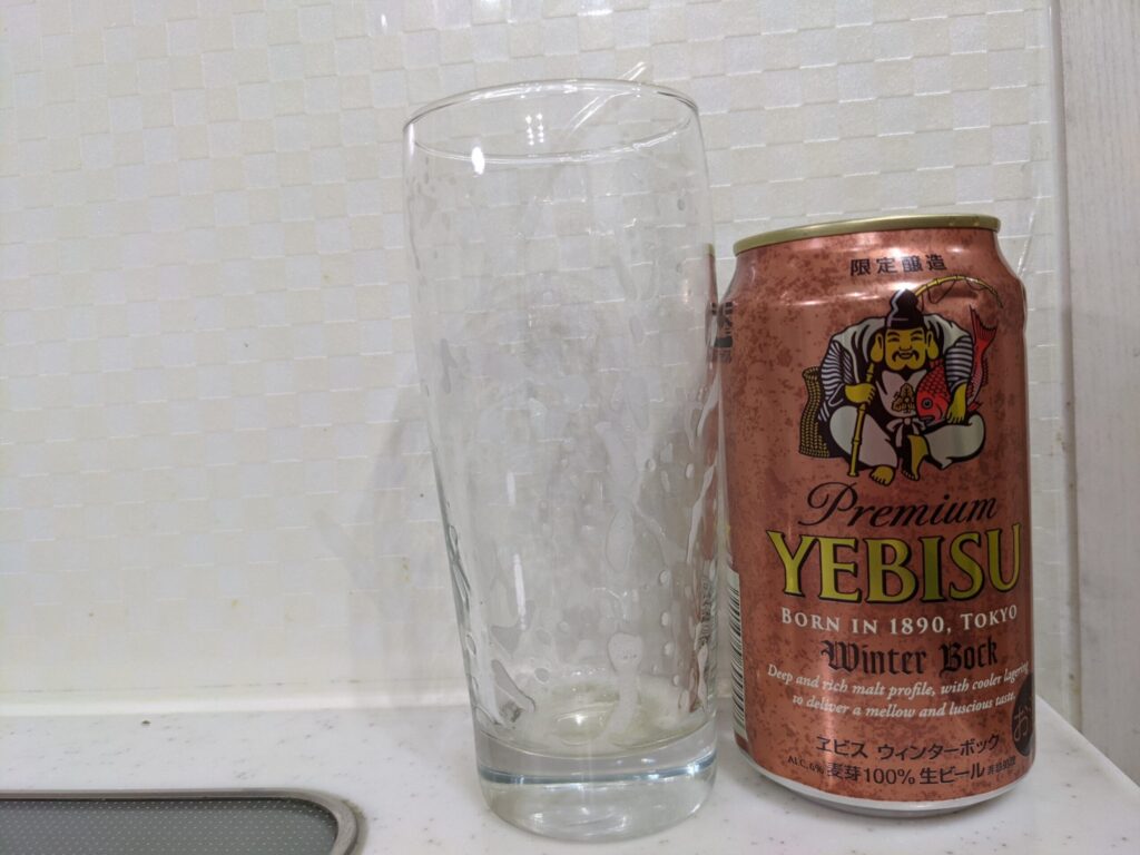 「ヱビスウィンターボック」を飲み終えたグラスとその空き缶