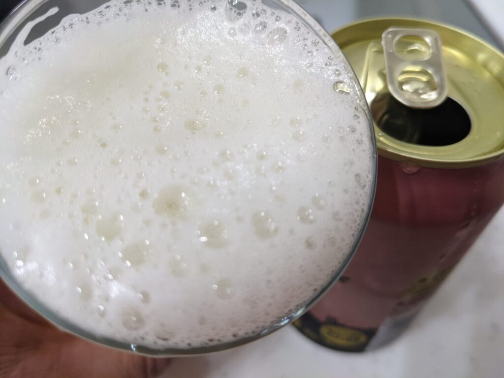 「東京クラフトフルーティーエール」を飲むところ