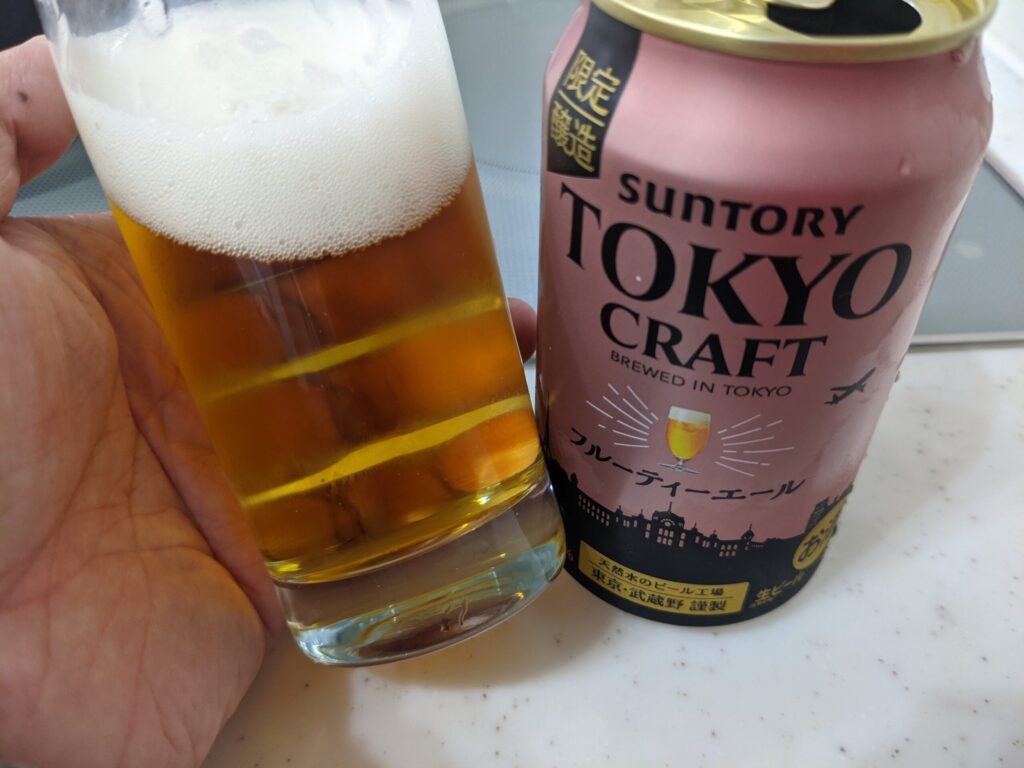 「東京クラフトフルーティーエール」が入っているグラスを傾けている