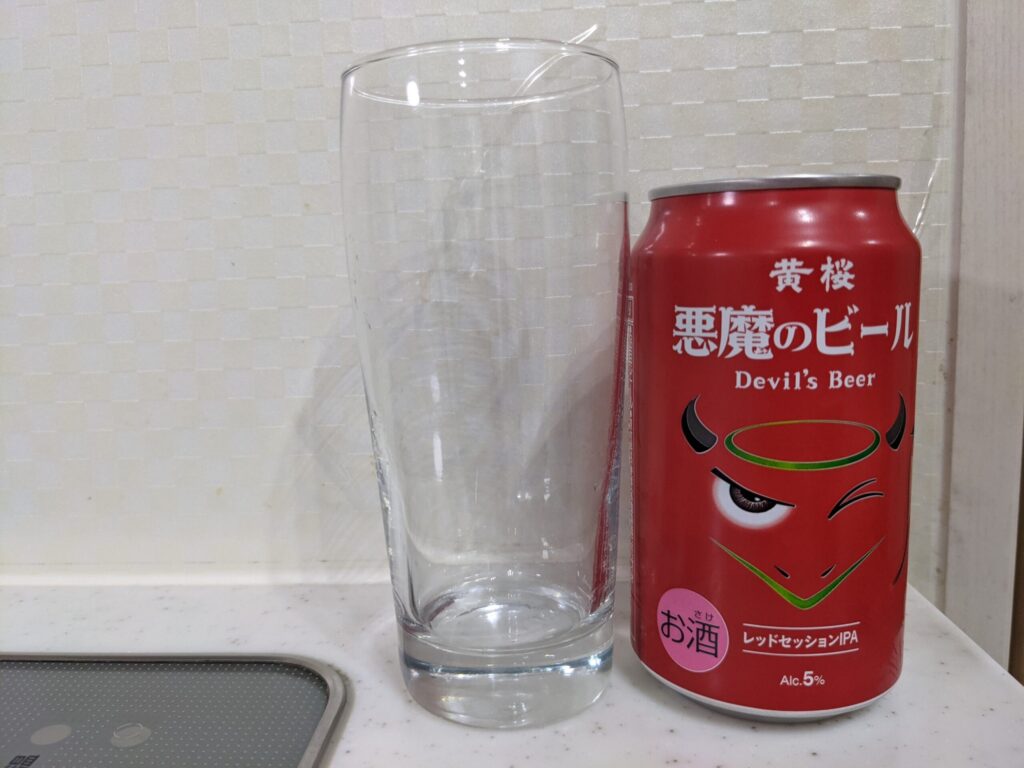 グラスと缶の「悪魔のビールレッドセッションIPA」