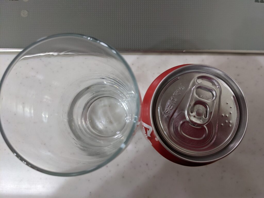 上から見たグラスと缶の「悪魔のビールレッドセッションIPA」