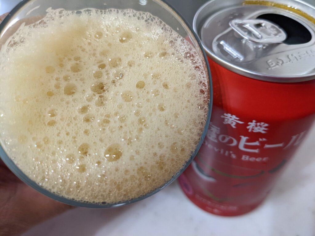 「悪魔のビールレッドセッションIPA」を飲むところ