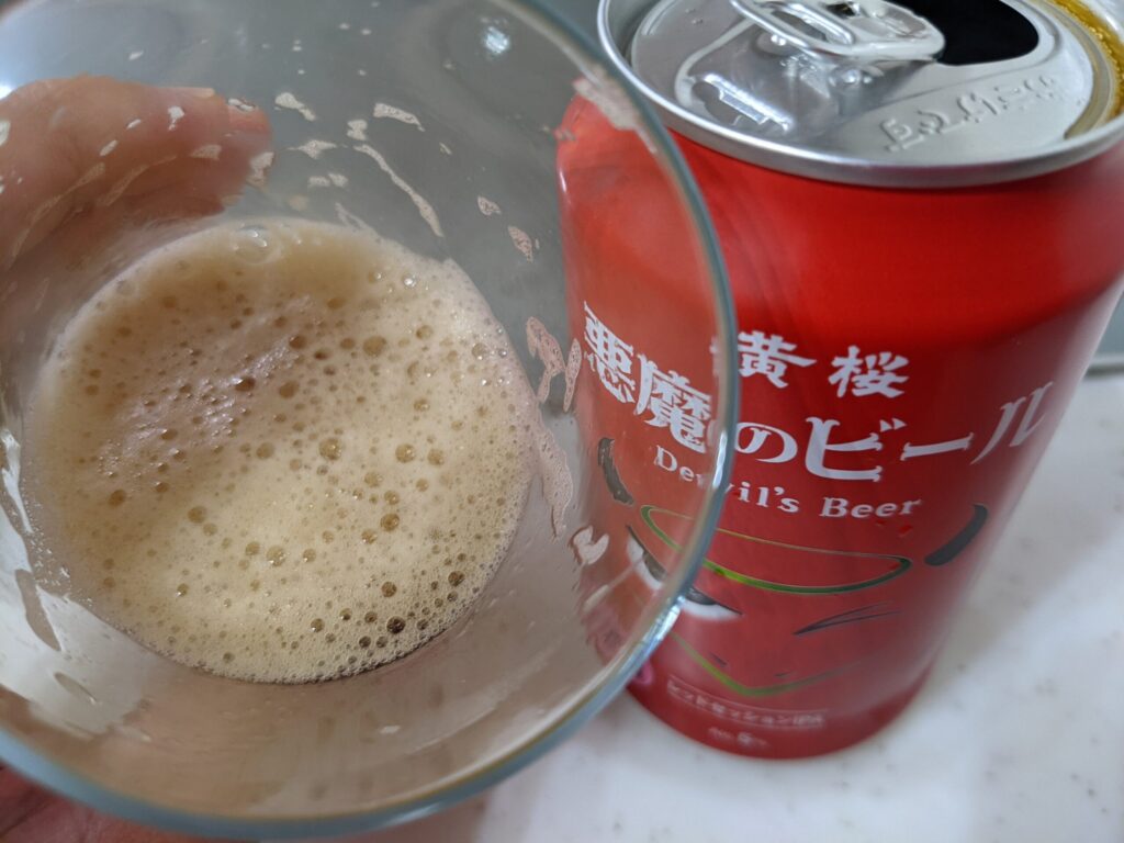 残り4割程のグラスに入った「悪魔のビールレッドセッションIPA」