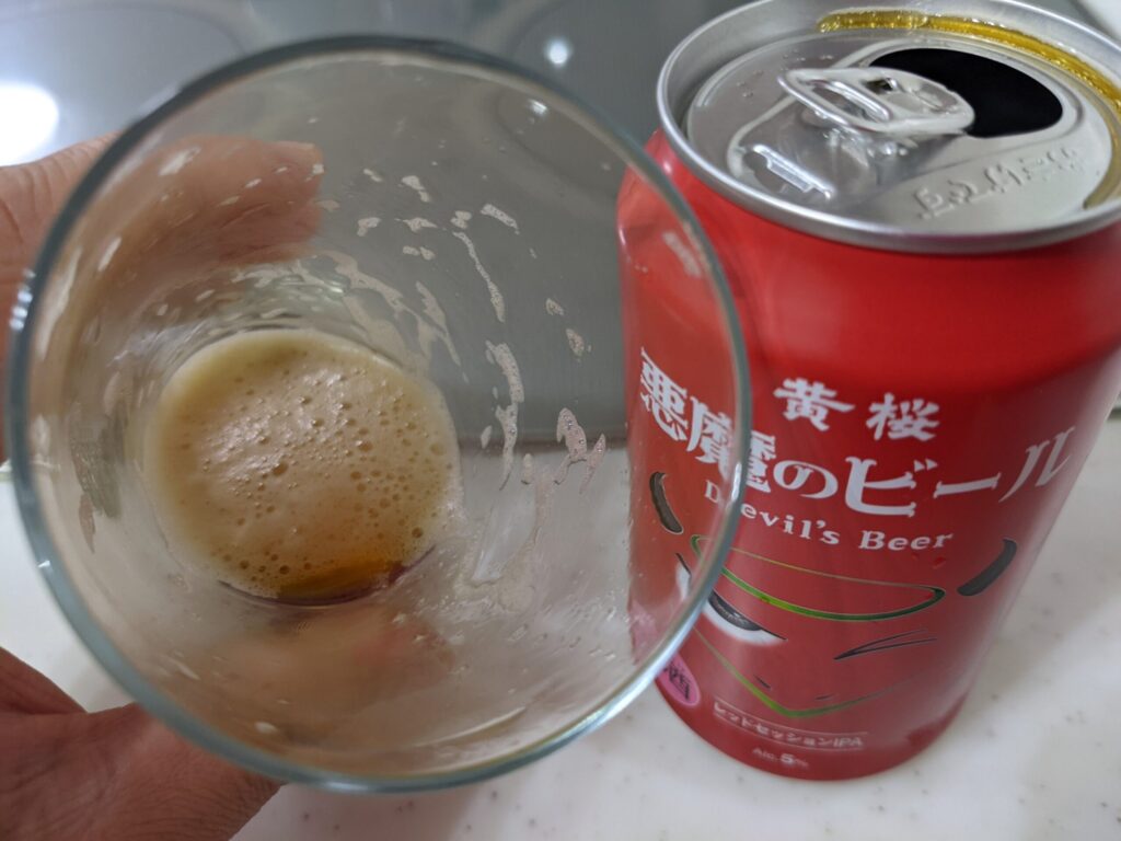 残り1割程のグラスに入った「悪魔のビールレッドセッションIPA」