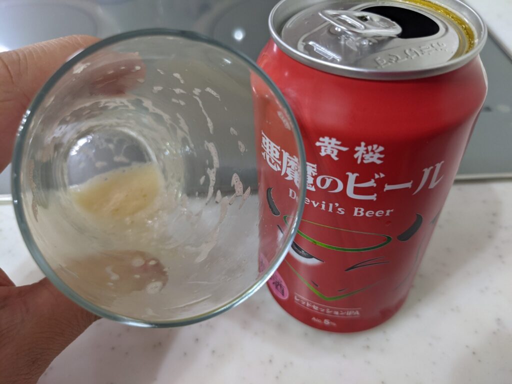 グラスに入った「悪魔のビールレッドセッションIPA」が飲み終わり泡だけになったところ